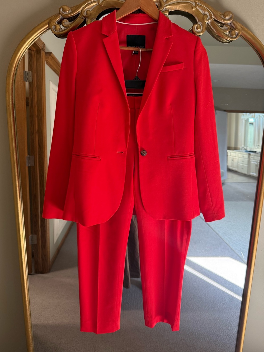 LIKE NEW Banana Republic Women's Tailored Blazer(size2) and Pants(size4) Suit
